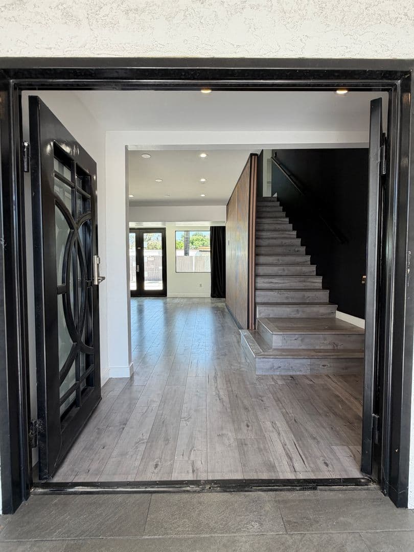 Sun Valley Apartment: 9040 Wildwood Ave