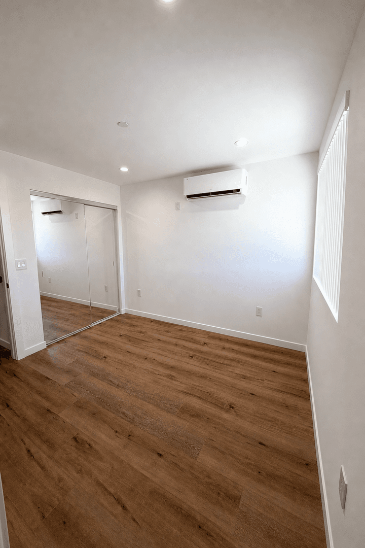 West Hills Apartment: 6858-6860 Shoup Ave