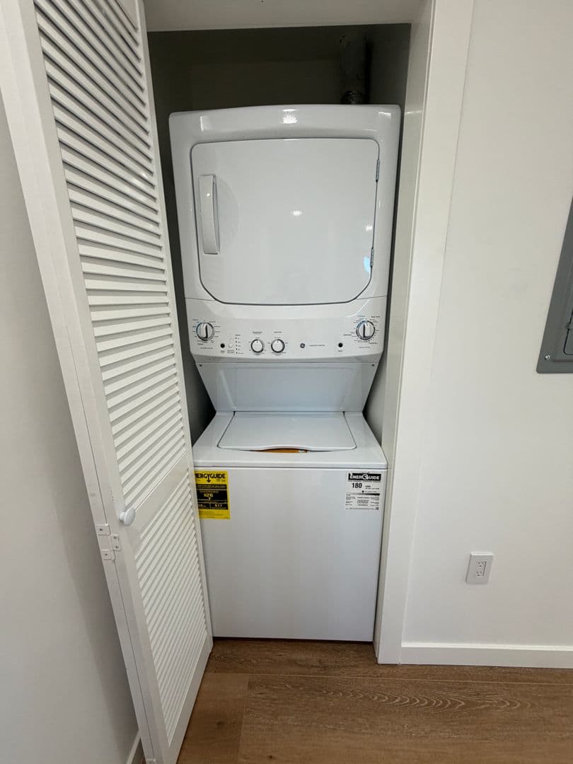 West Hills Apartment: 6858-6860 Shoup Ave