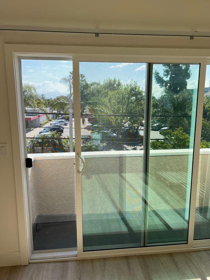 Van Nuys Apartment: 7461 Hazeltine Ave