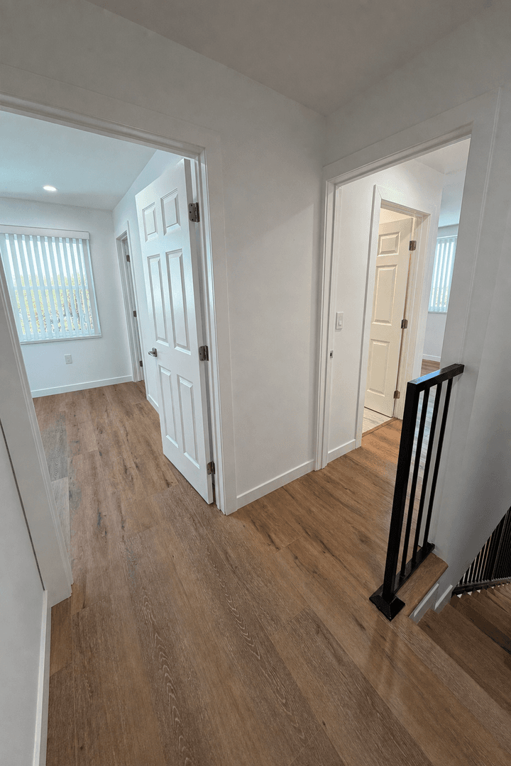 West Hills Apartment: 6858-6860 Shoup Ave