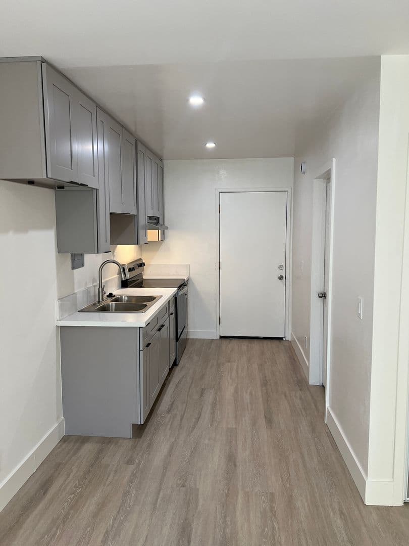 Van Nuys Apartment: 7461 Hazeltine Ave