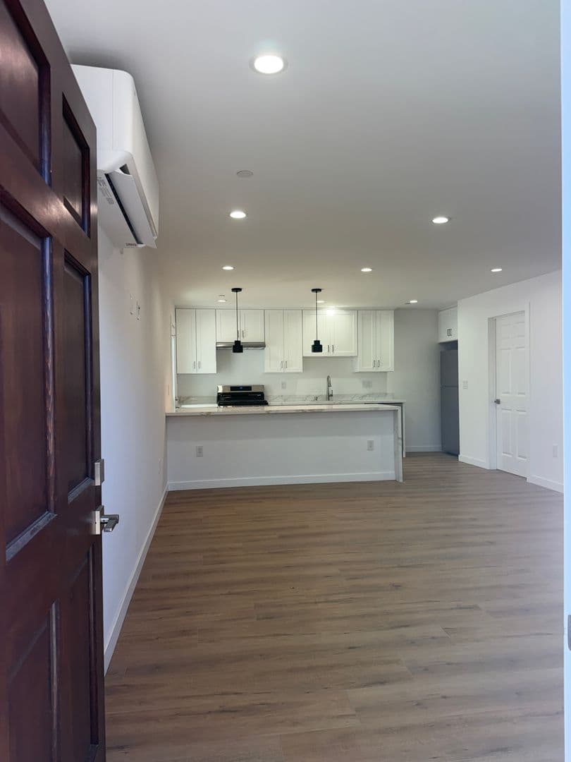 West Hills Apartment: 6858-6860 Shoup Ave