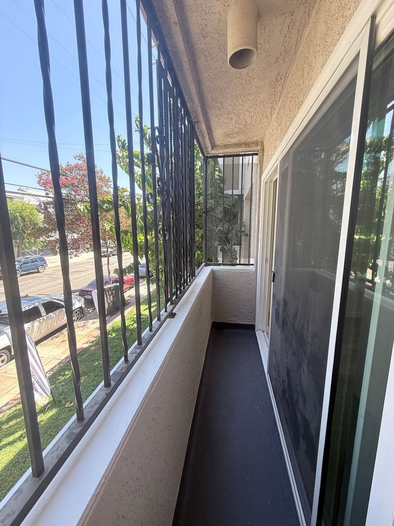 Van Nuys Apartment: 7461 Hazeltine Ave