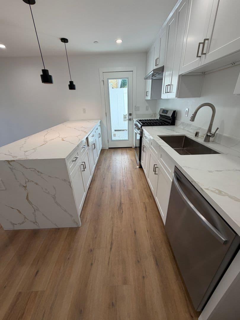 West Hills Apartment: 6858-6860 Shoup Ave