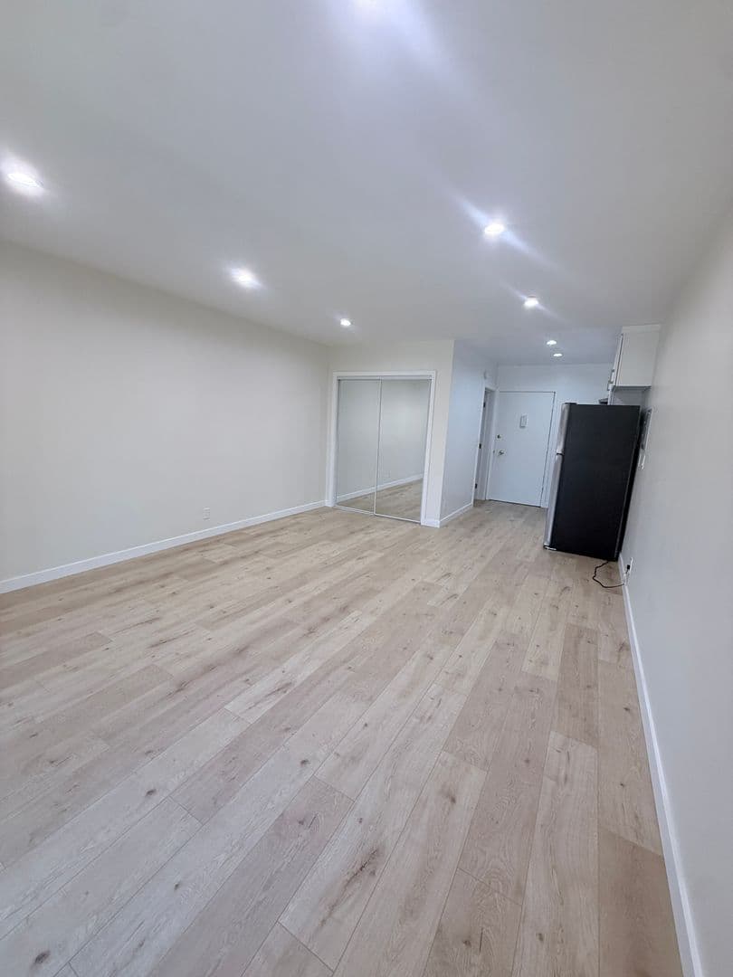 Van Nuys Apartment: 7461 Hazeltine Ave