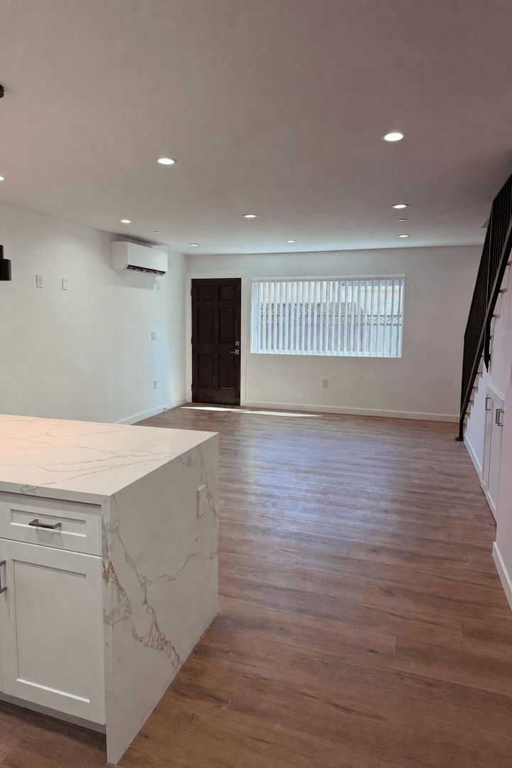 West Hills Apartment: 6858-6860 Shoup Ave