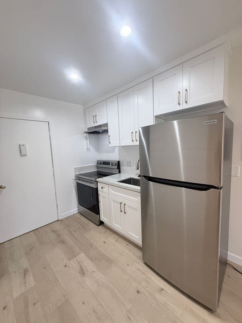 Van Nuys Apartment: 7461 Hazeltine Ave