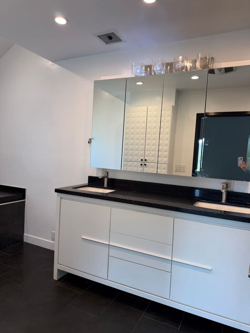 Sun Valley Apartment: 9040 Wildwood Ave