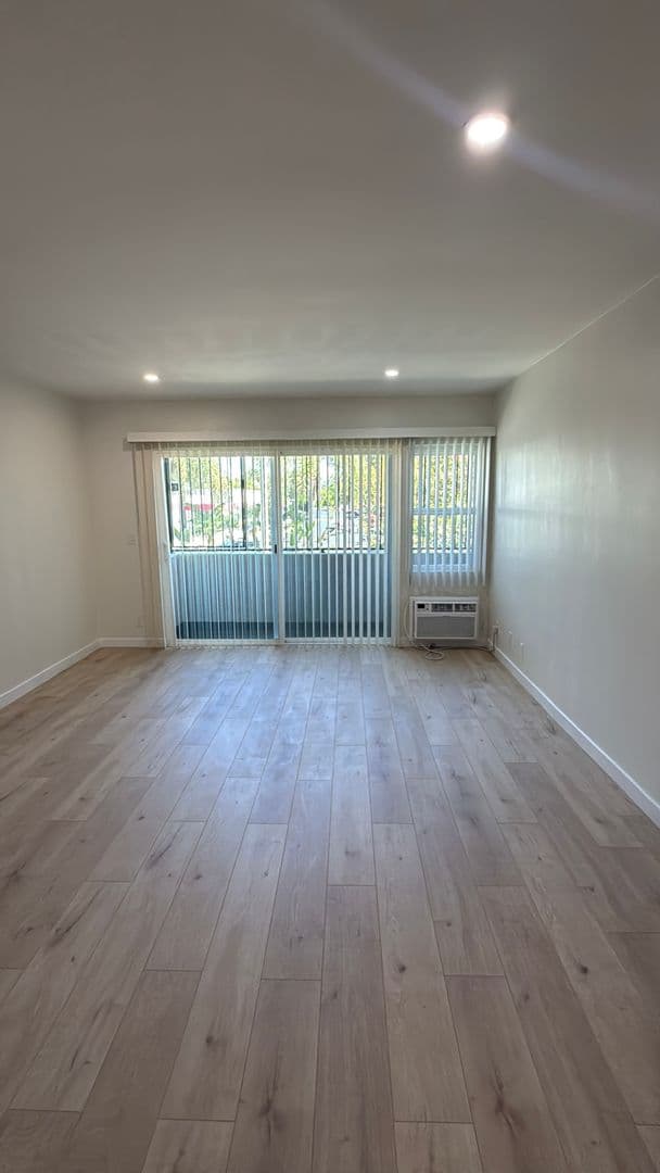 Van Nuys Apartment: 7461 Hazeltine Ave
