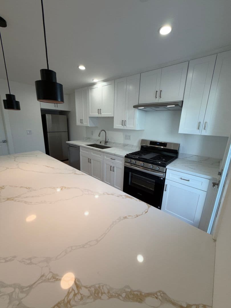 West Hills Apartment: 6858-6860 Shoup Ave