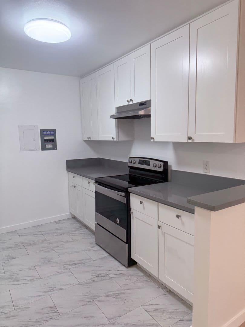 Van Nuys Apartment: 7461 Hazeltine Ave