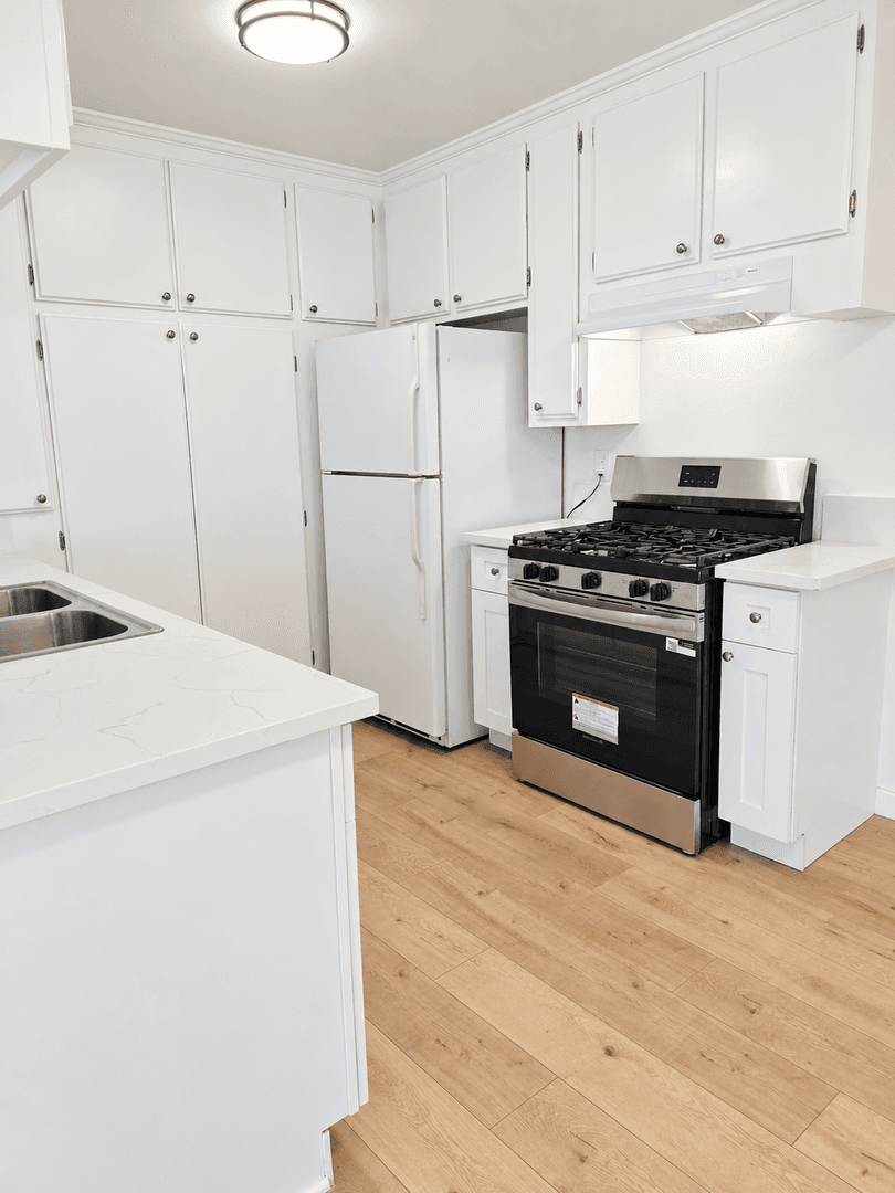 Northridge Apartment: 18521 Prairie St