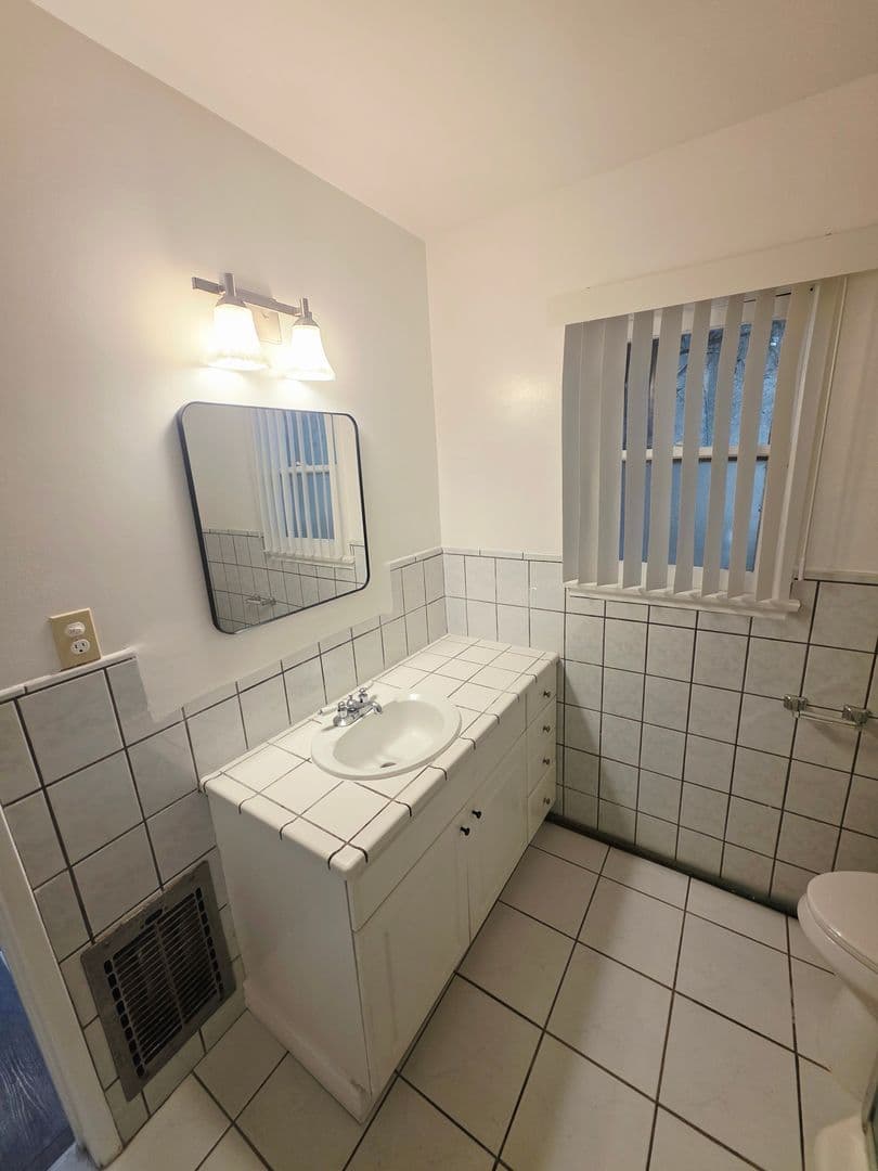 Glendale Apartment: 416 Fischer St.