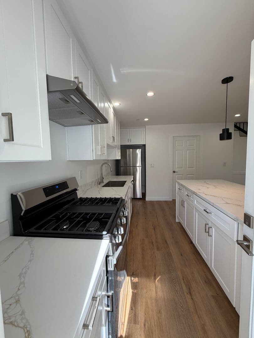 West Hills Apartment: 6858-6860 Shoup Ave
