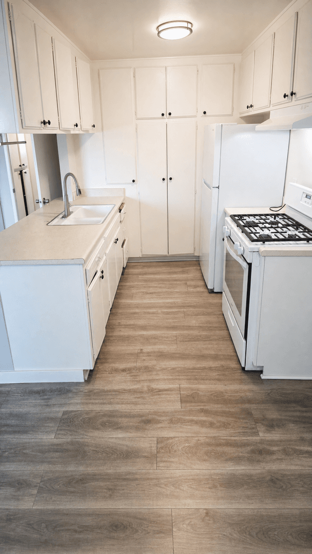 Northridge Apartment: 18521 Prairie St