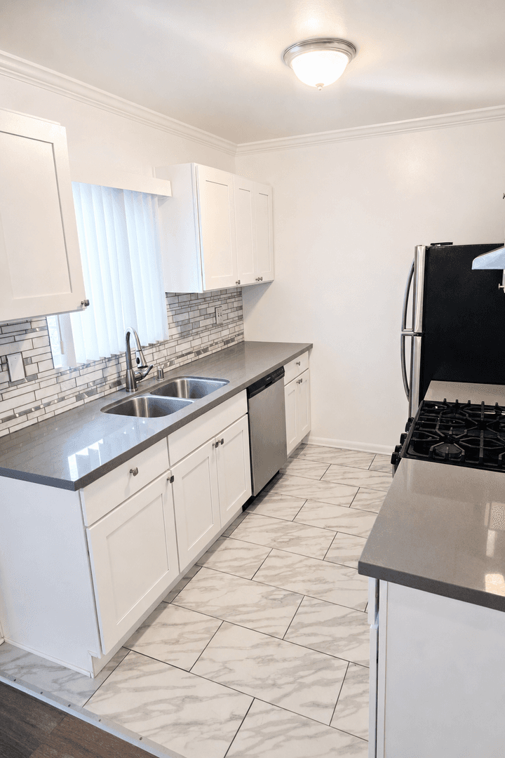 Sherman Oaks Apartment: 5017-5021 Buffalo Ave