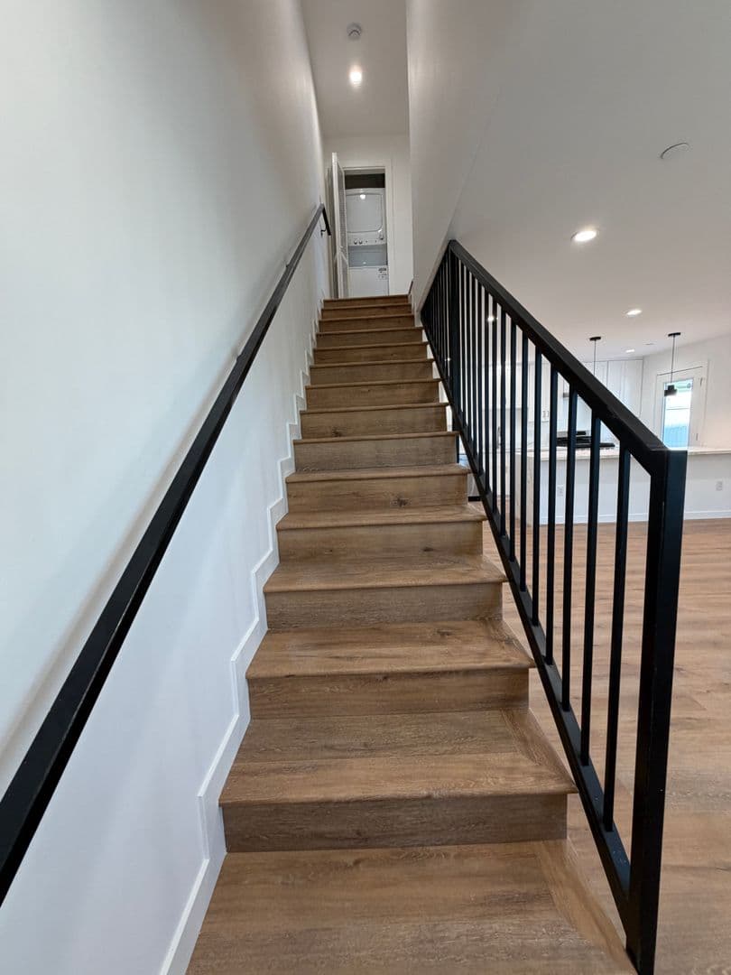 West Hills Apartment: 6858-6860 Shoup Ave