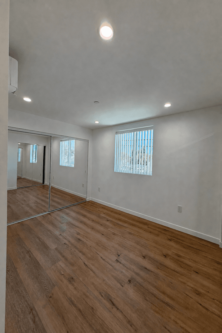West Hills Apartment: 6858-6860 Shoup Ave