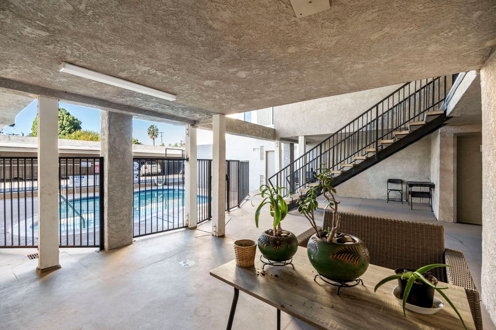 Van Nuys Apartment: 7461 Hazeltine Ave