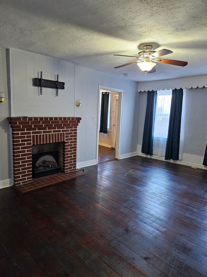 Shrewsbury House: 32 North Main Street
