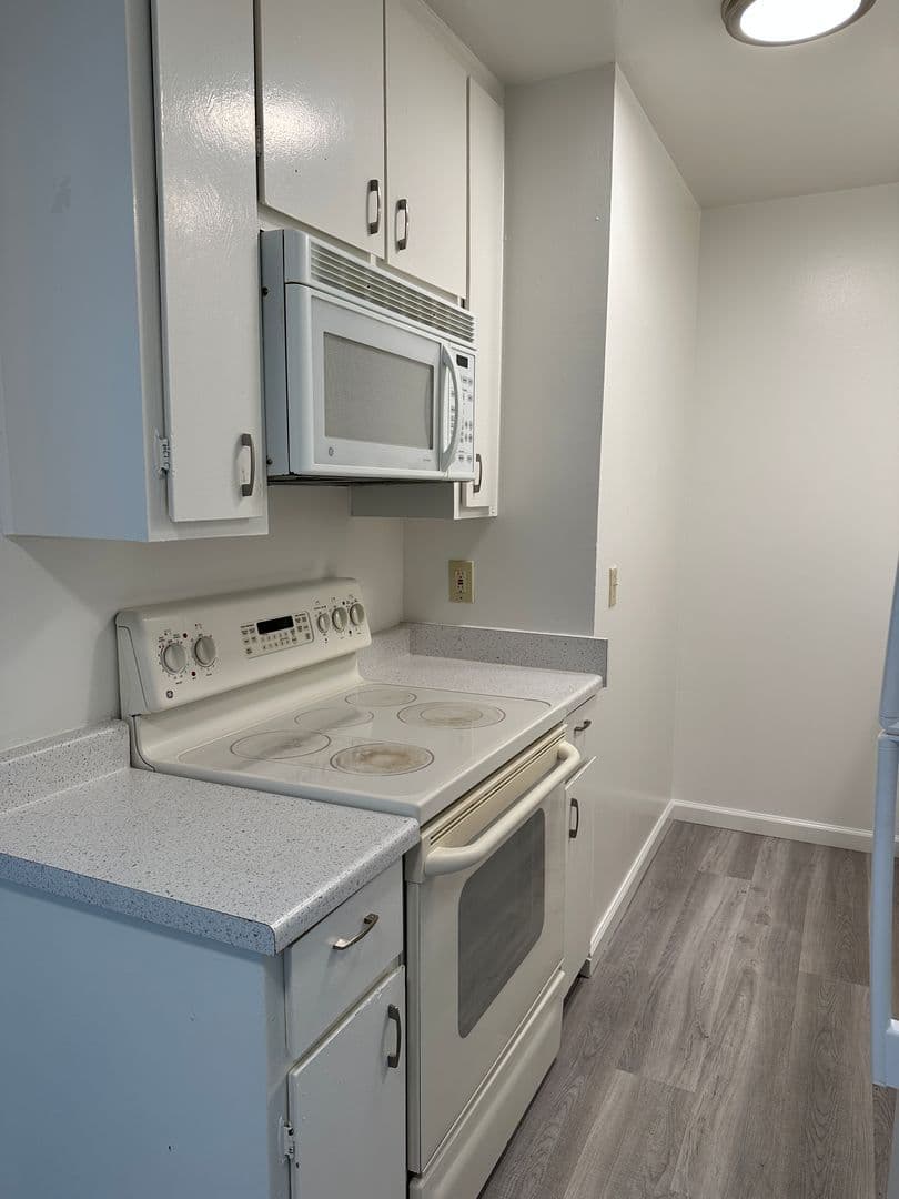 Woodland Apartment: 613 2nd Street