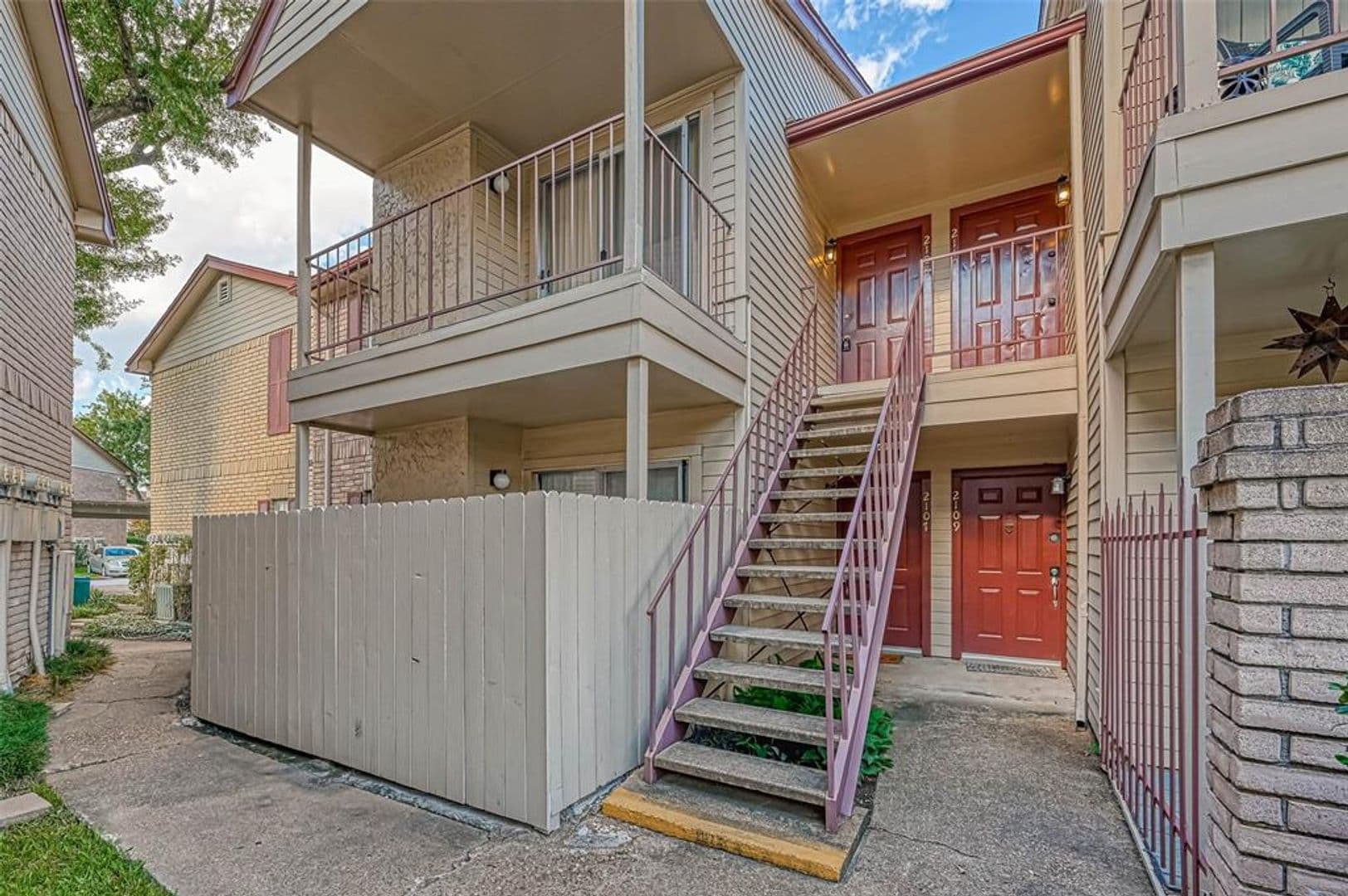 Houston Condo: 2120 El Paseo St