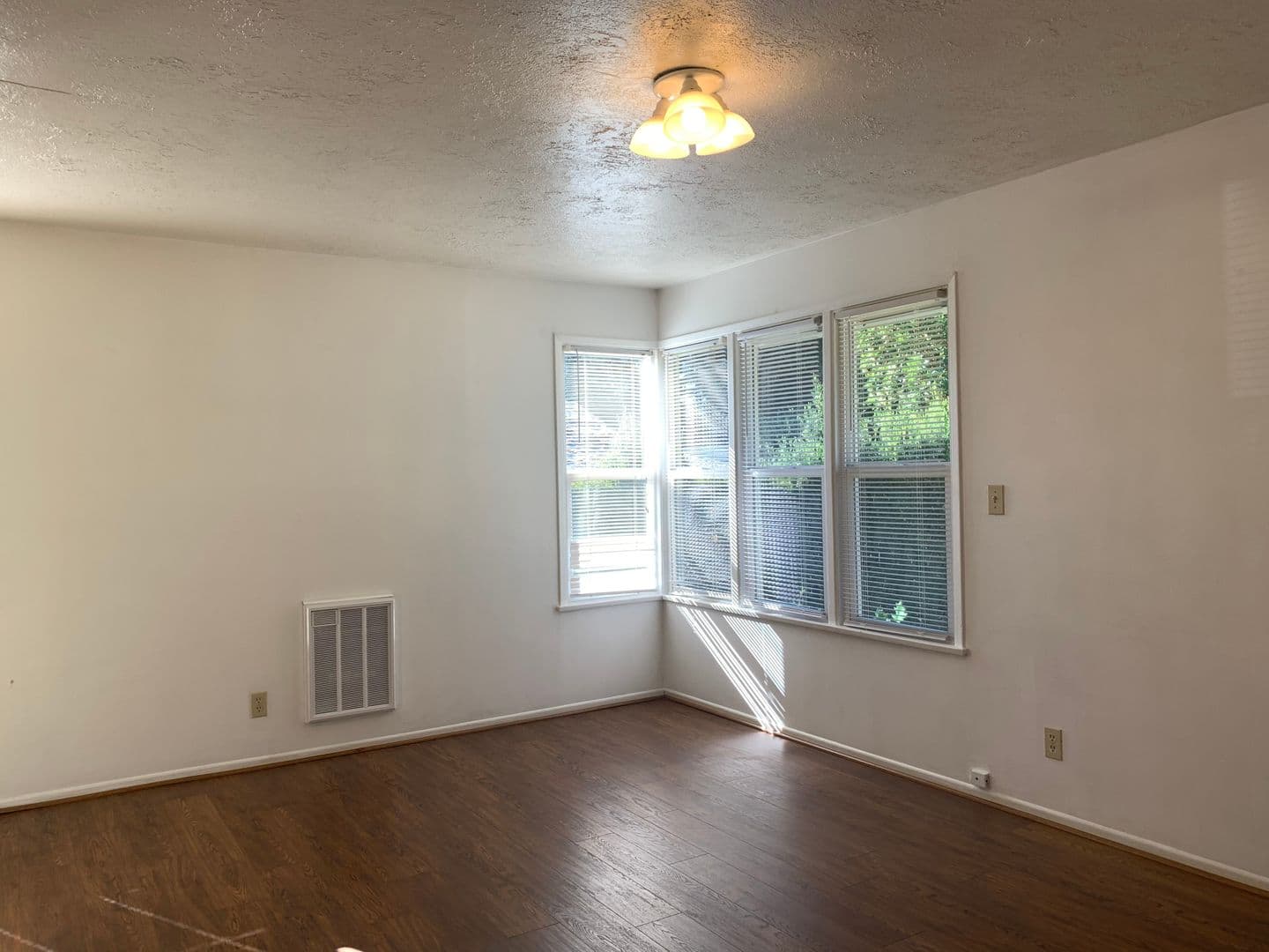Vancouver Apartment: 3106 & 3108  E McLoughlin Blvd