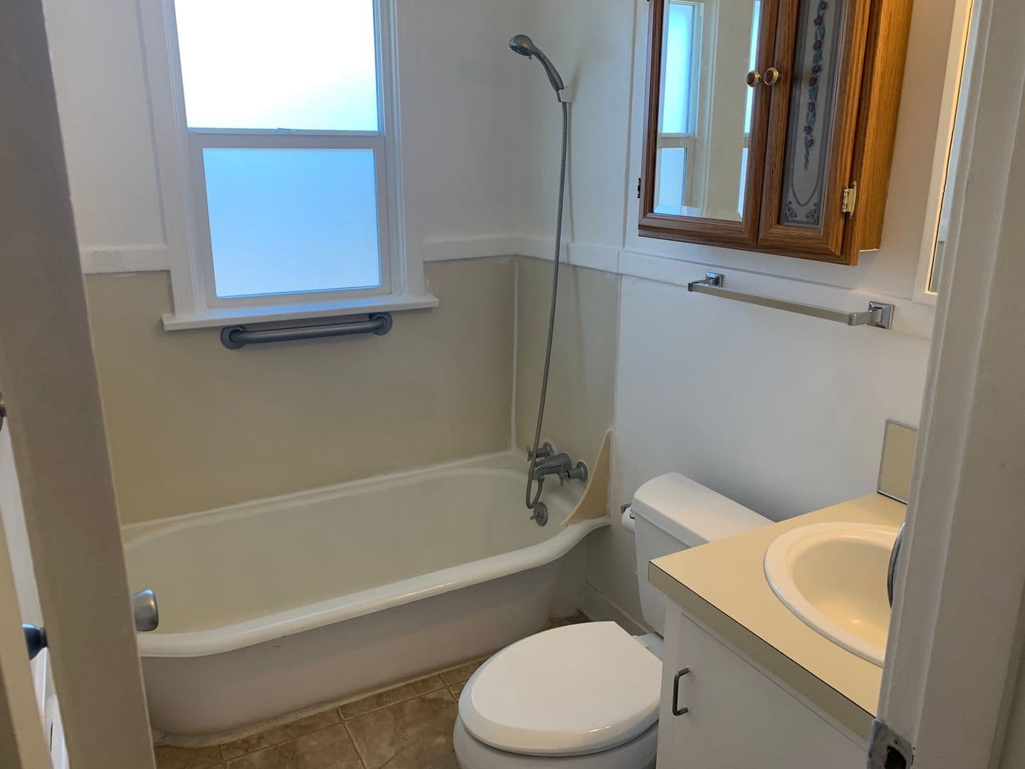 Vancouver Apartment: 3106 & 3108  E McLoughlin Blvd