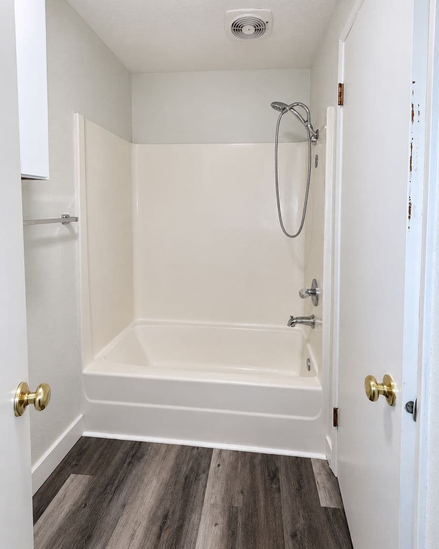 Battle Ground Apartment: 117 NE Clark Ave.