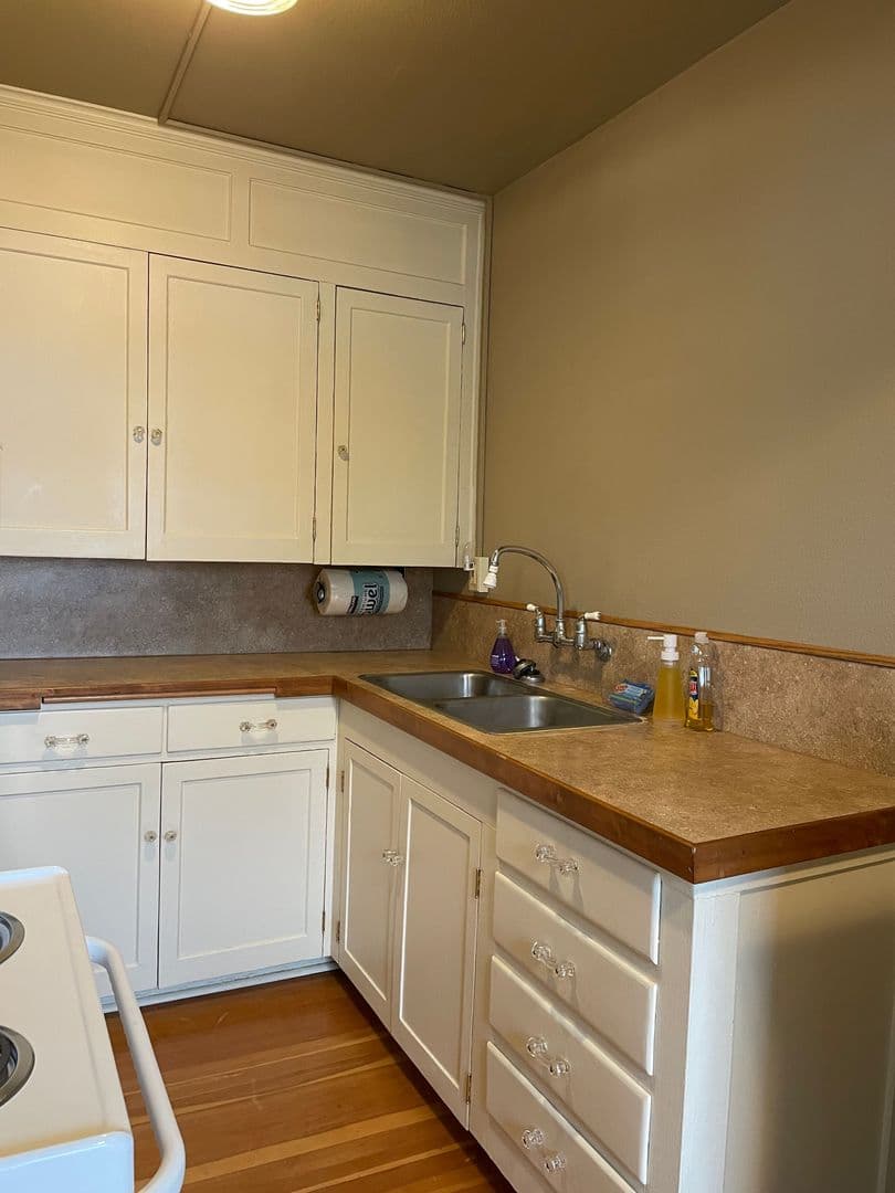 Vancouver Apartment: 511 W Evergreen Blvd