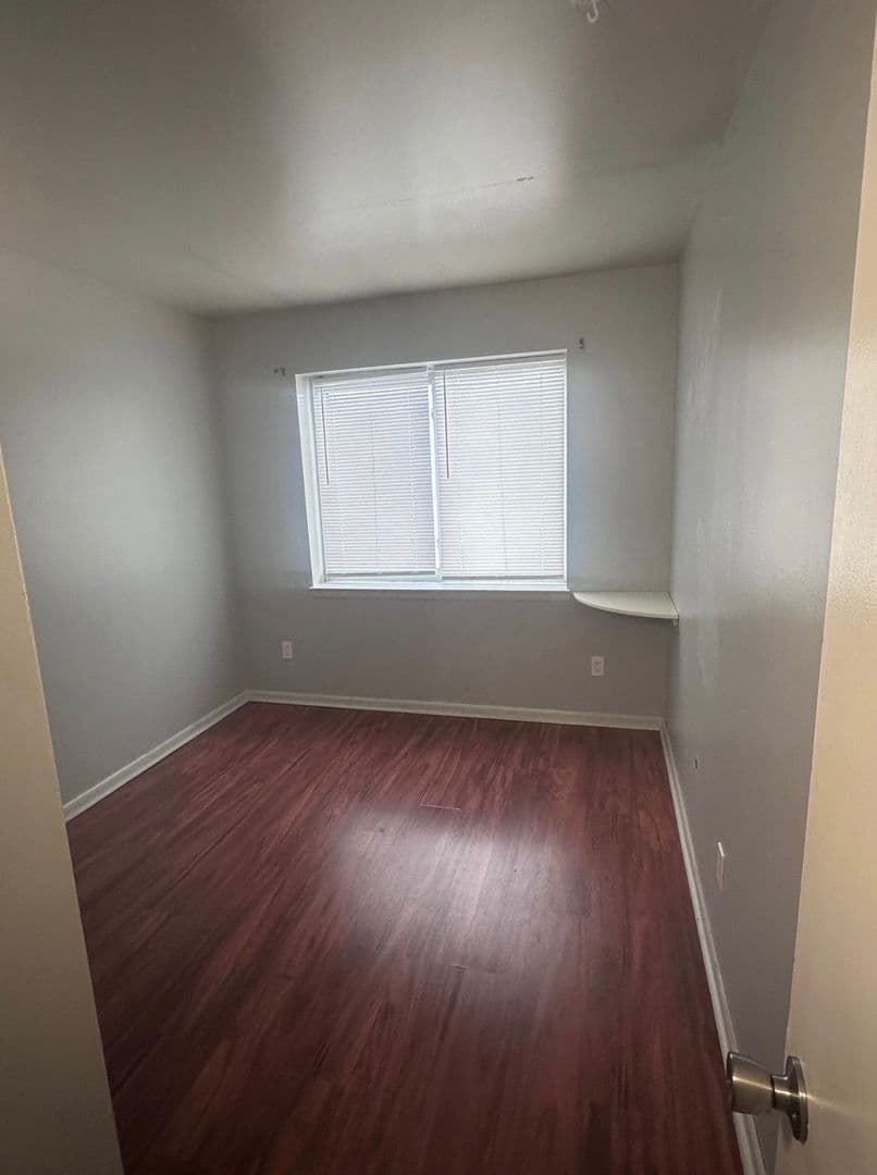 Manchester Apartment: 454 Maple St.
