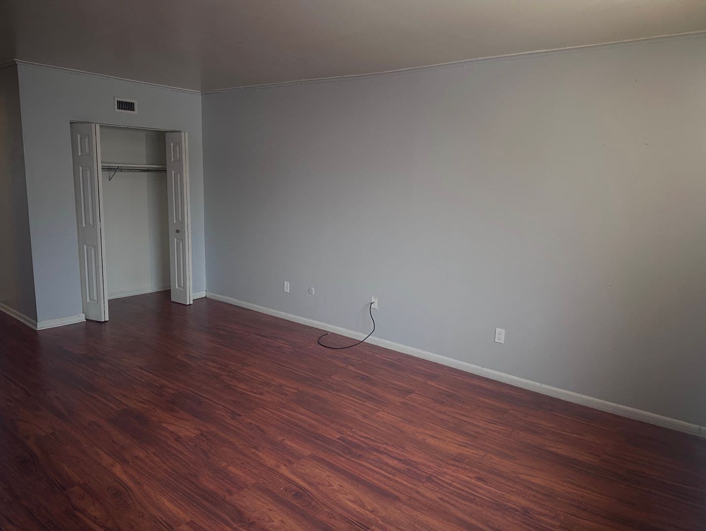 Manchester Apartment: 454 Maple St.