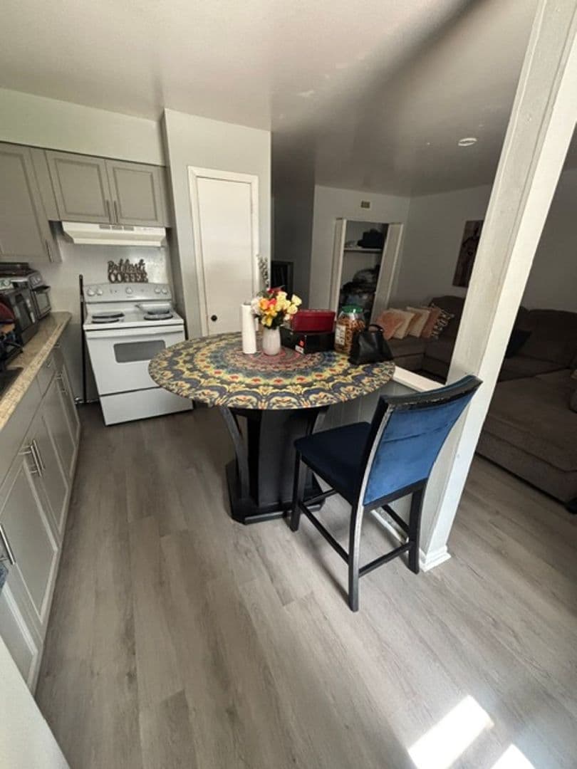Manchester Apartment: 454 Maple St.