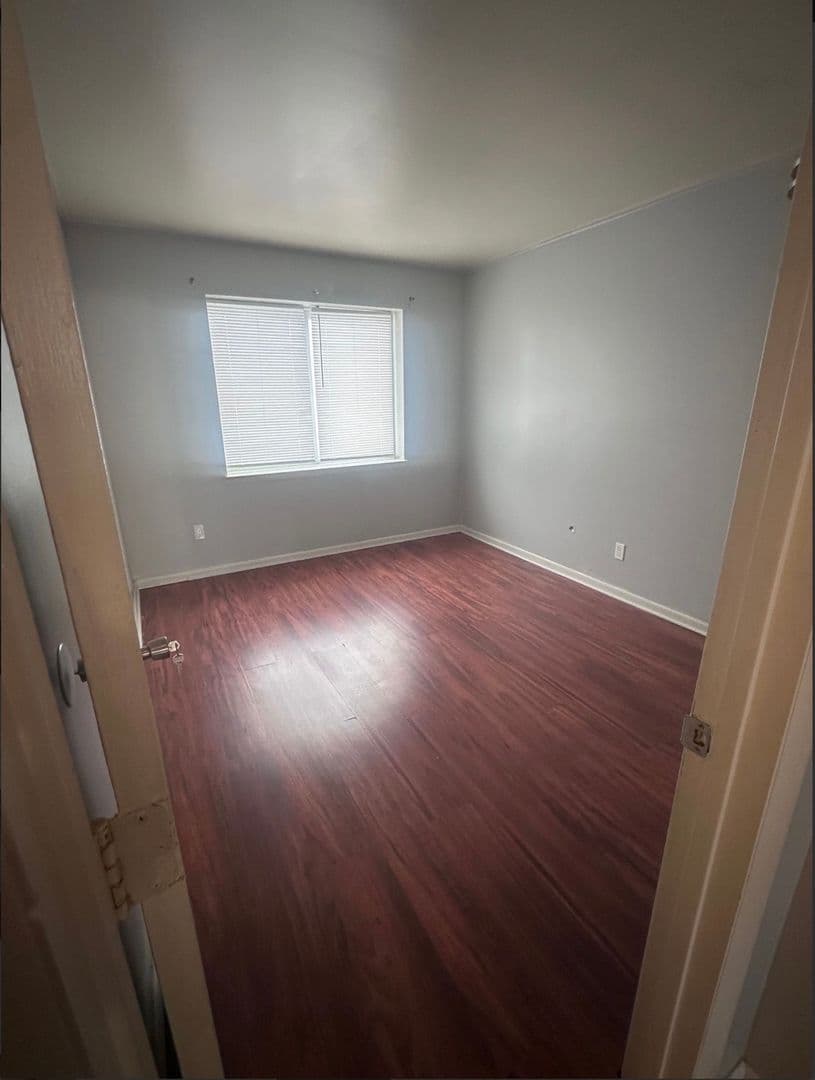 Manchester Apartment: 454 Maple St.