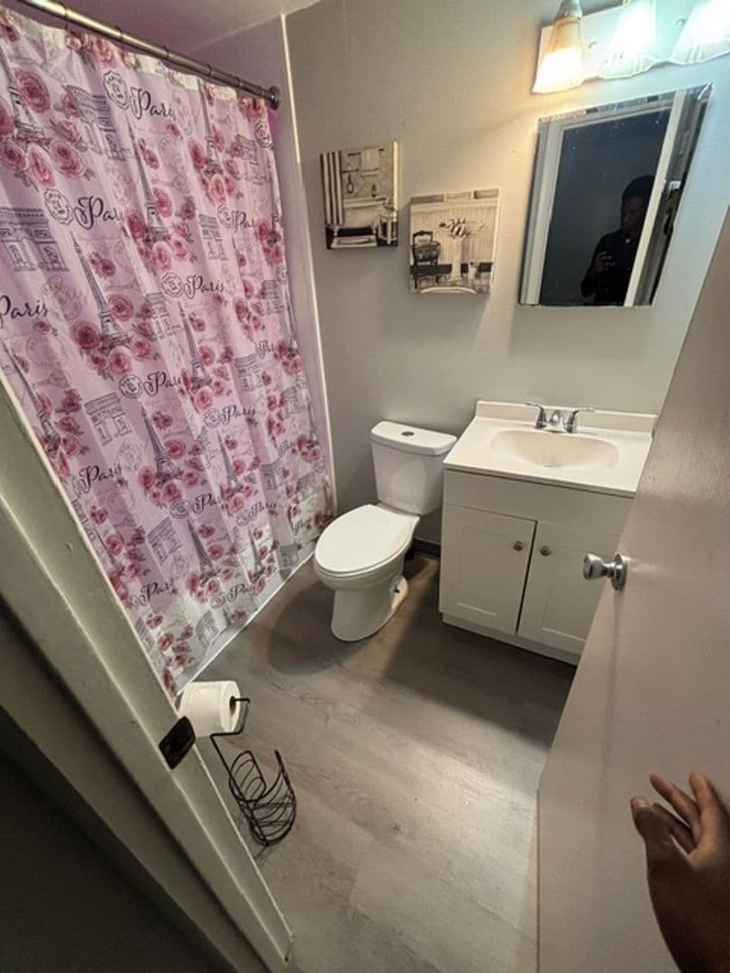 Manchester Apartment: 454 Maple St.