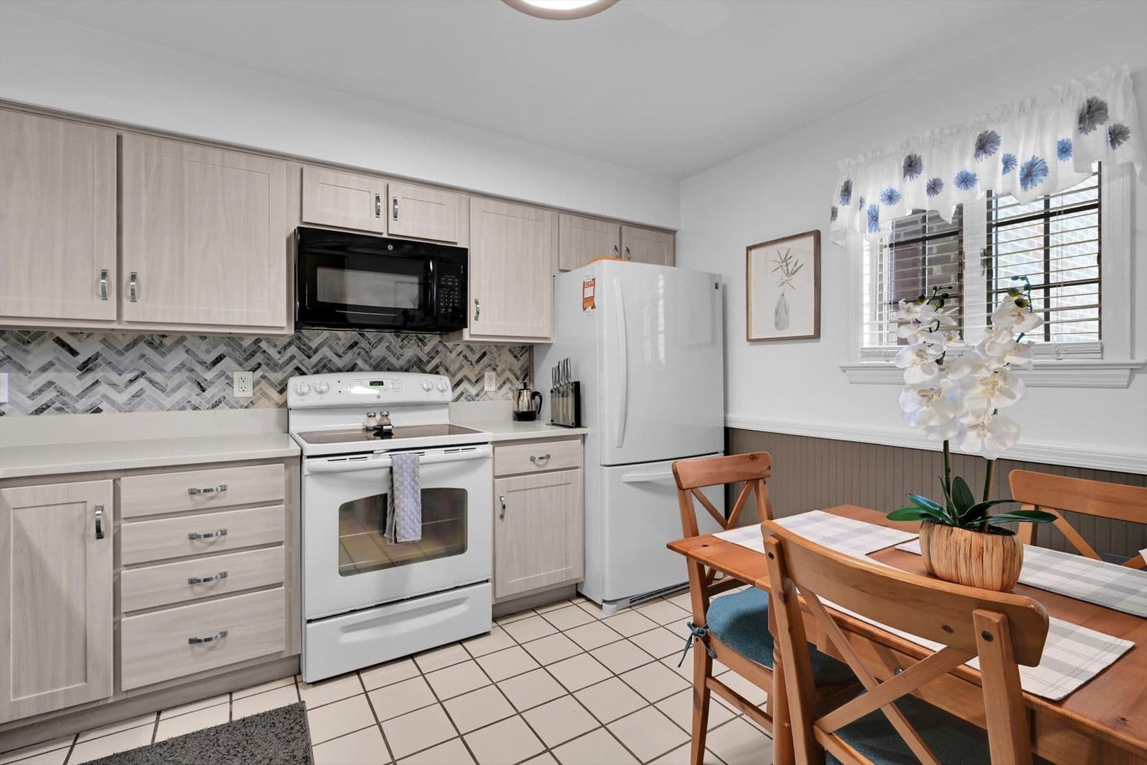 Lancaster House: 246 Black Oak Drive
