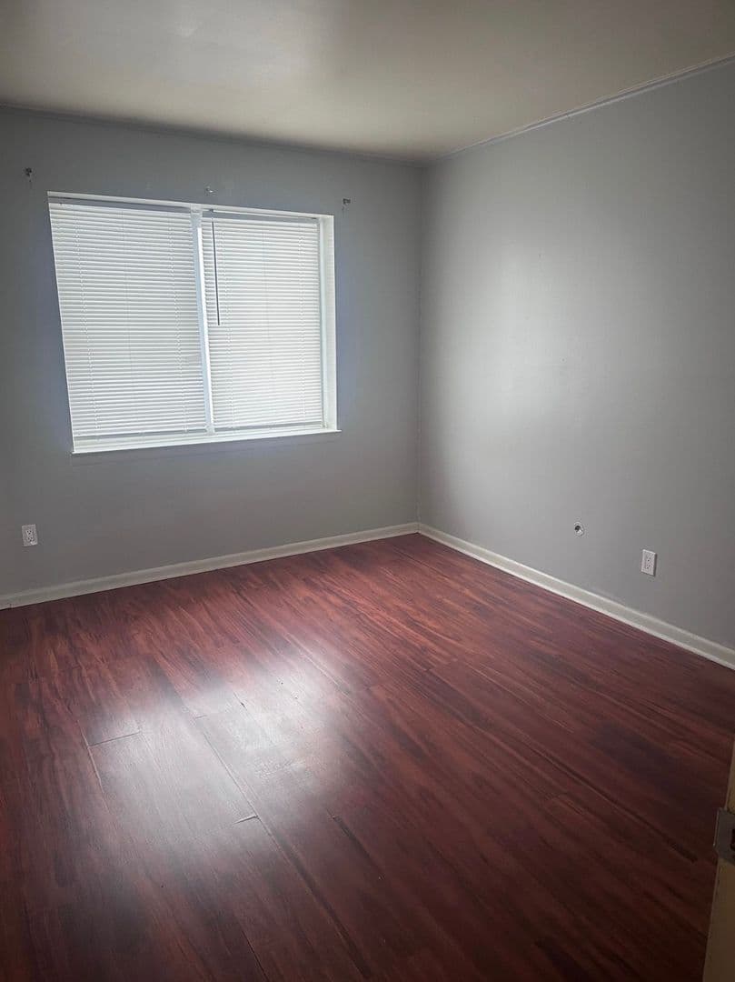 Manchester Apartment: 454 Maple St.