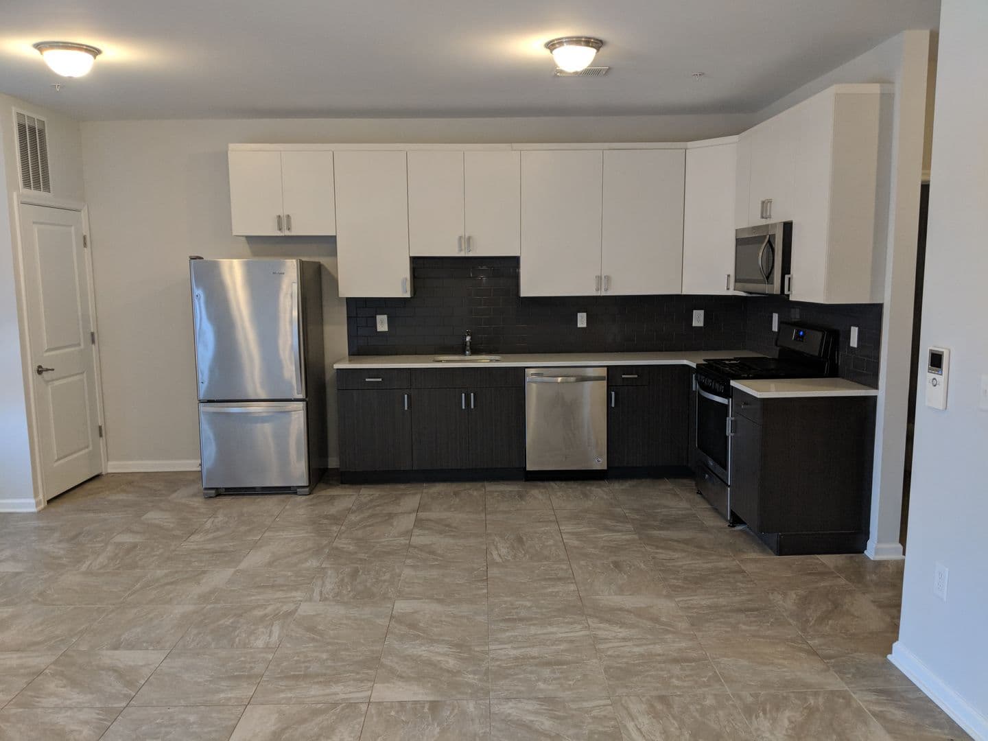 Elizabeth Apartment: 406 Westminster Avenue