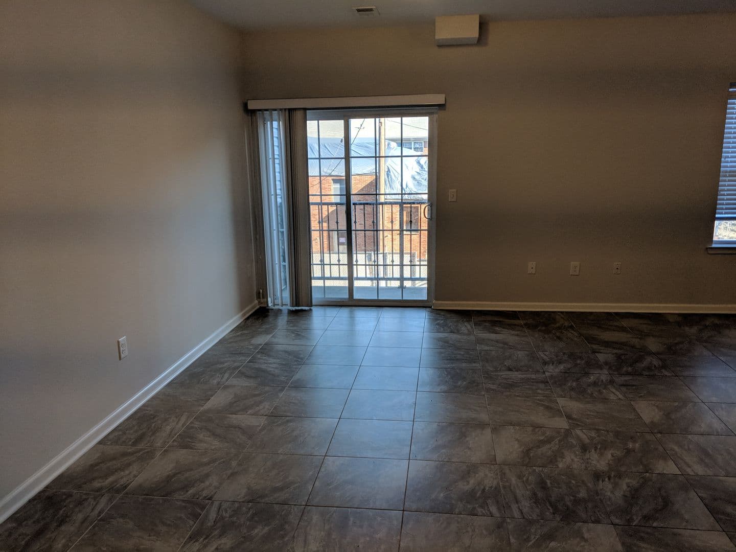 Elizabeth Apartment: 406 Westminster Avenue