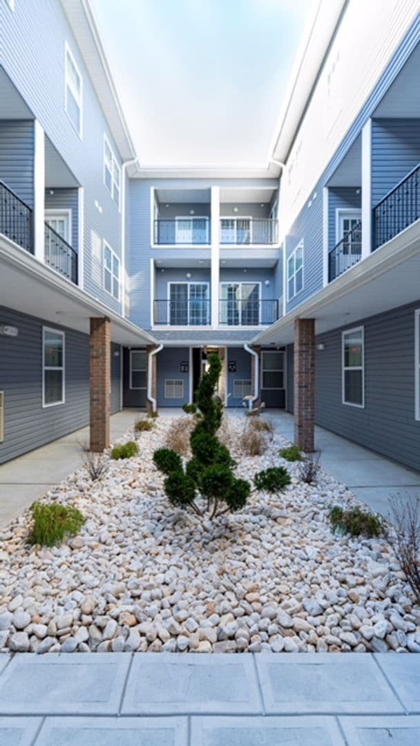 Elizabeth Apartment: 406 Westminster Avenue