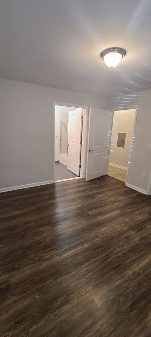 Elizabeth Apartment: 406 Westminster Avenue