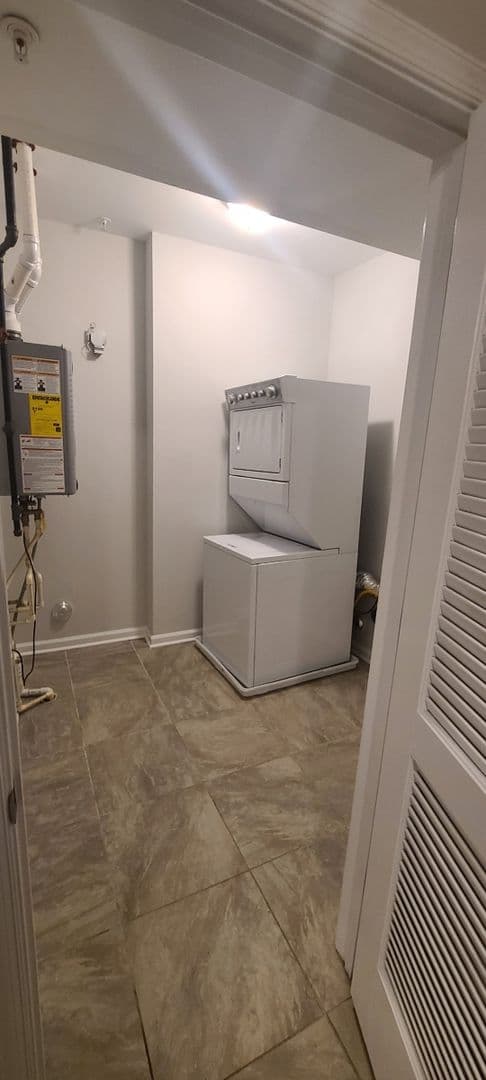 Elizabeth Apartment: 406 Westminster Avenue
