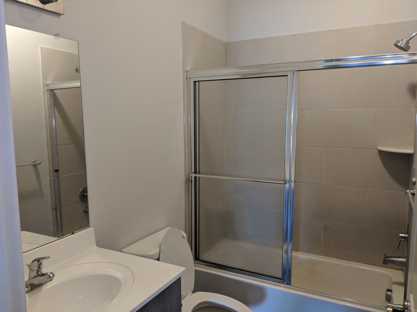 Elizabeth Apartment: 406 Westminster Avenue