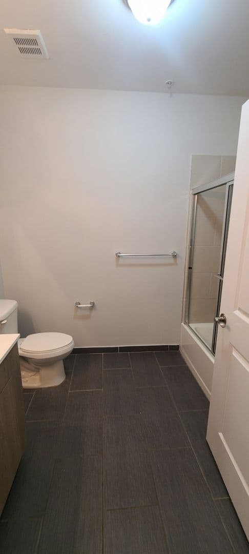 Elizabeth Apartment: 406 Westminster Avenue