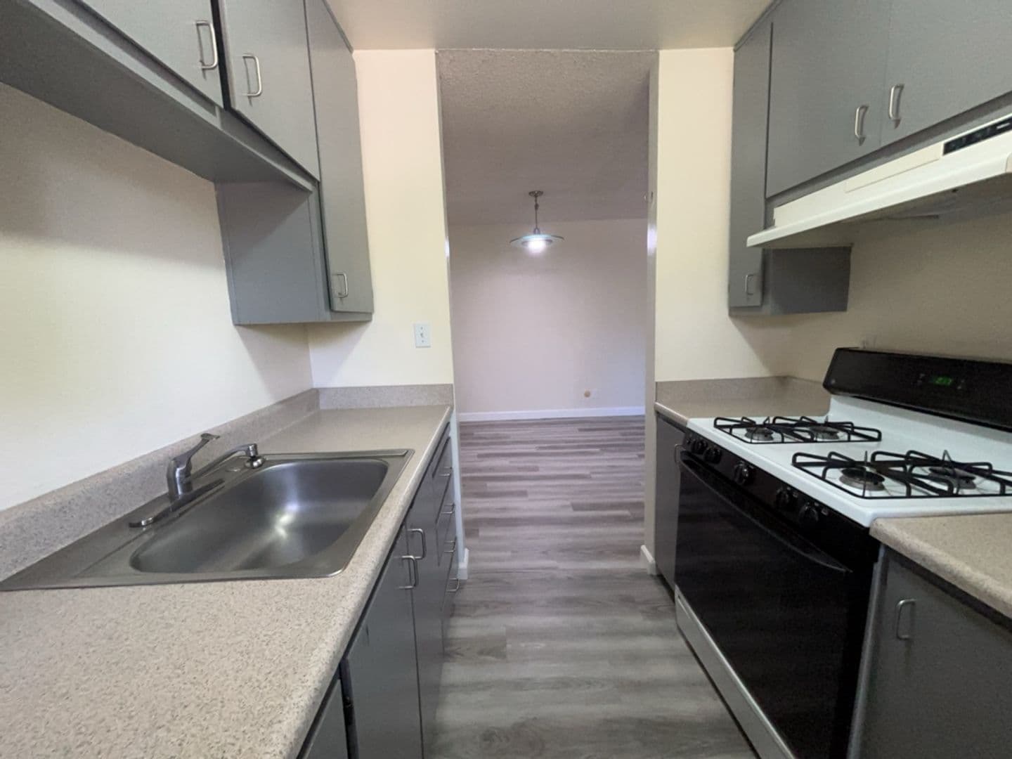 Davis Condo: 1901 Donner Ave #4
