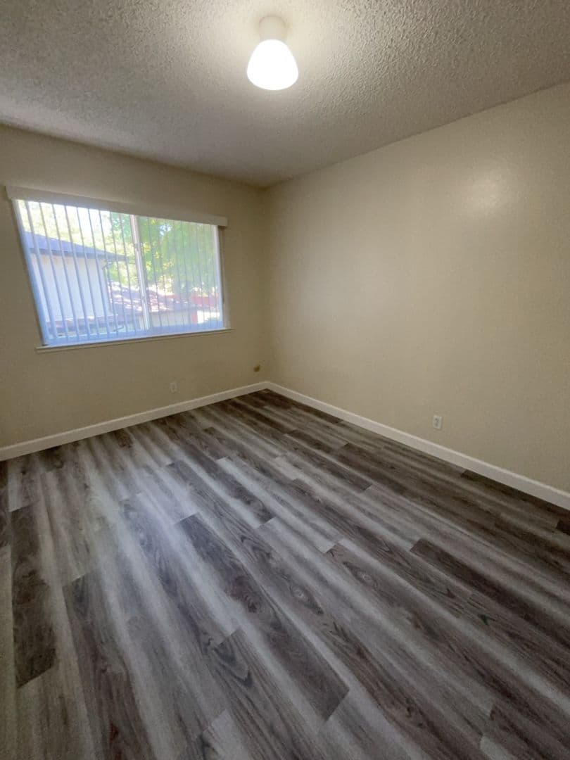 Davis Condo: 1901 Donner Ave #4