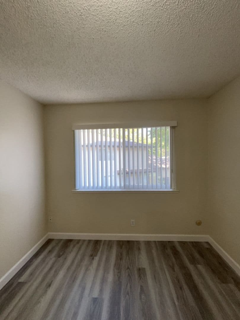 Davis Condo: 1901 Donner Ave #4