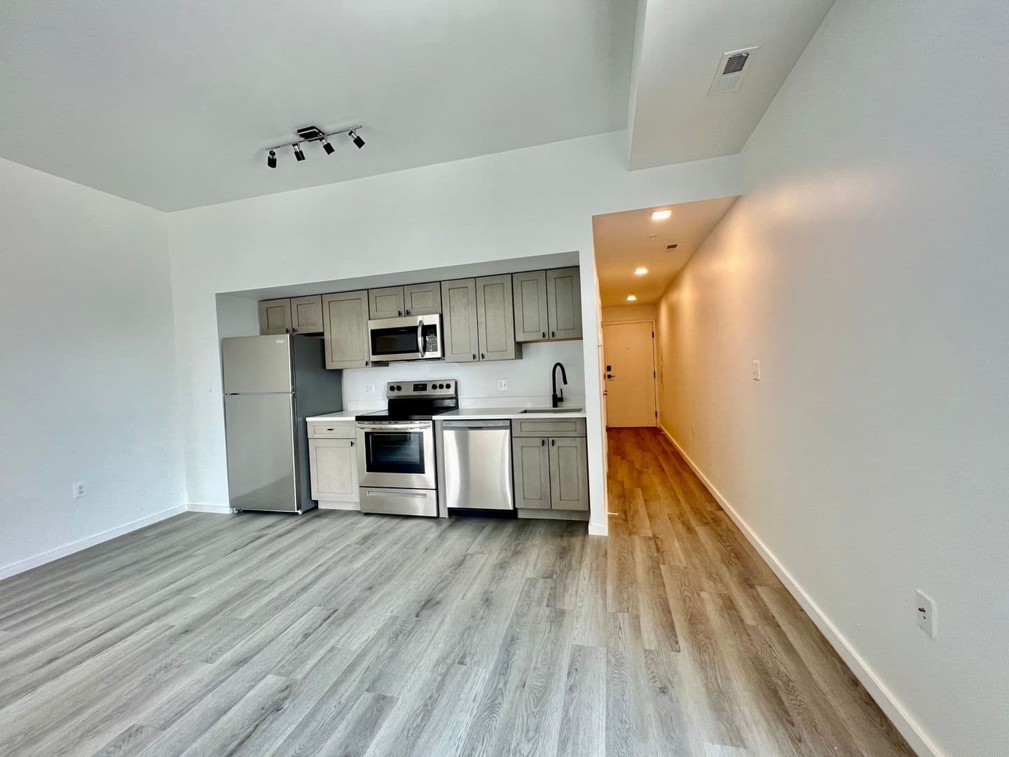 Baltimore Apartment: 725 W Pratt Street