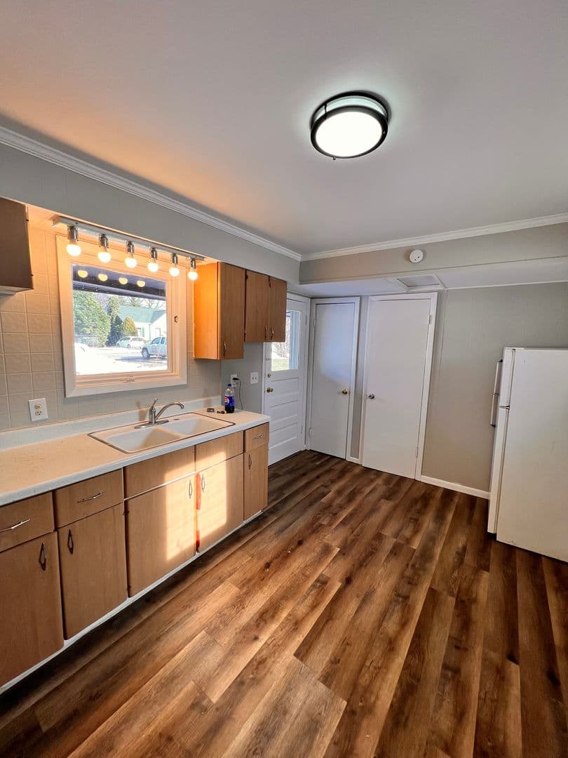 Erie Apartment: 914 Grant Ave
